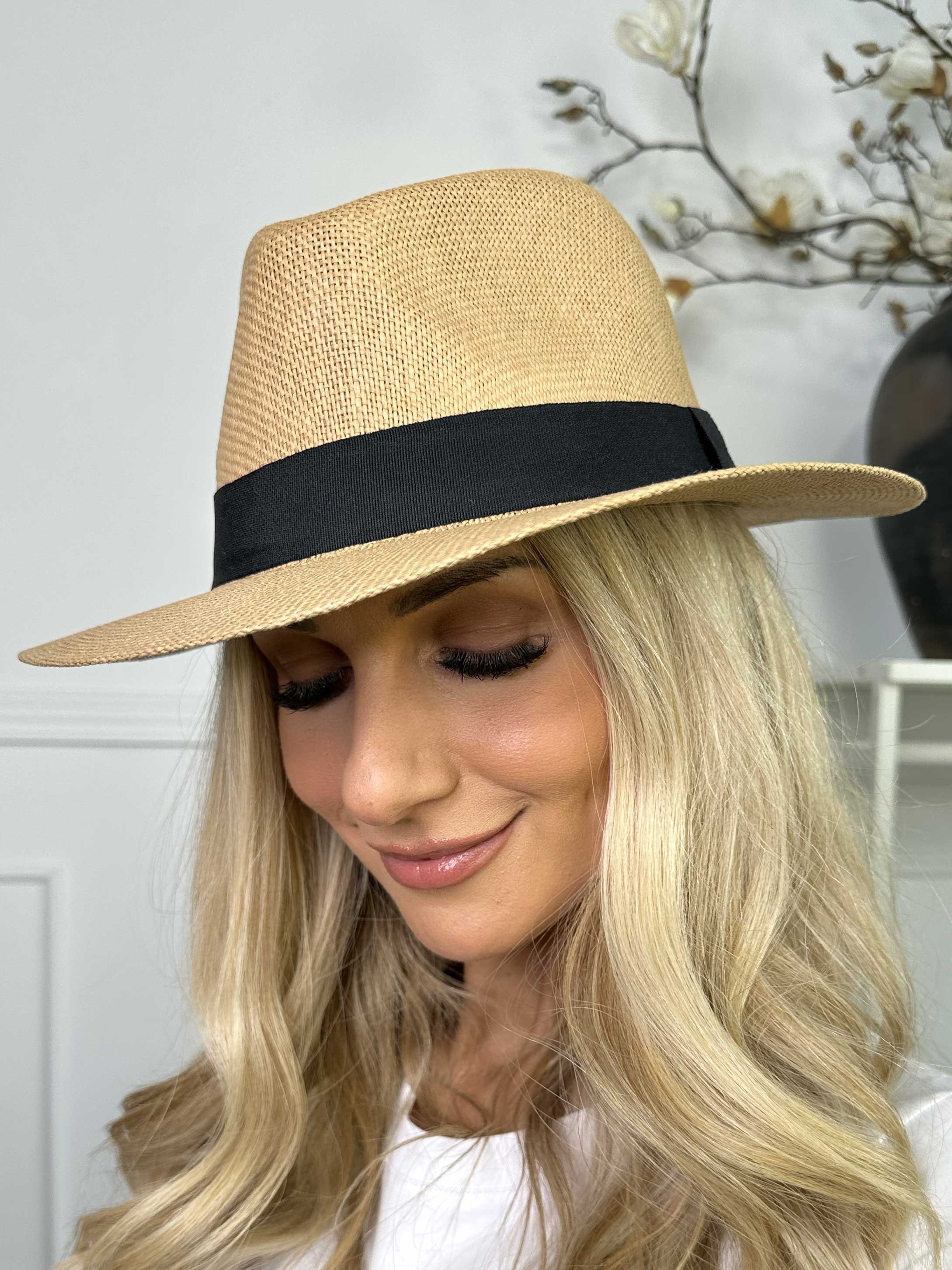 Wanda - Sød plain hat med bredt bånd